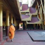 Moine déambulant dans le grand palais, Mandalay, Myanmar