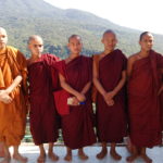 Moines sur le Mont Popa, Myanmar