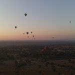 Lever de soleil et montgolfières, Bagan, Myanmar