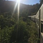 Vue du train sous le soleil, Myanmar