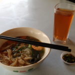 Chicken noodle soup & sesame bun, Ipoh, Malaisie